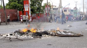 Haïti /Protestation : Panique à Port-au-Prince: des policiers manifestent, tirent, mettent le feu 2