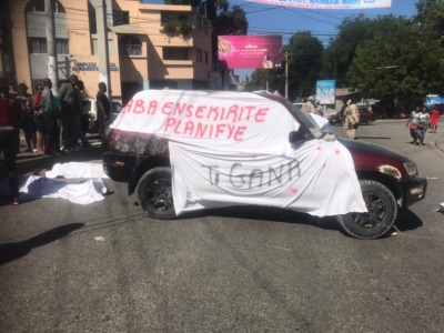 Une voiture privée bloque l'Avenue Christophe en signe de protestation contre l'insécurité 1
