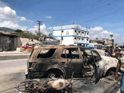 32 policiers assassinés, 8 postes de police attaqués et saccagés, les gangs font la loi à Port-au-Prince 1