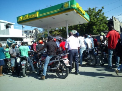 Port-au-Prince : Embouteillage dans les pompes à essence, la crise du carburant persiste 1