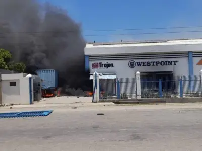 Cap-Haïtien : Panique après les obsèques de Jovenel Moïse, une entreprise pillée et incendiée 1