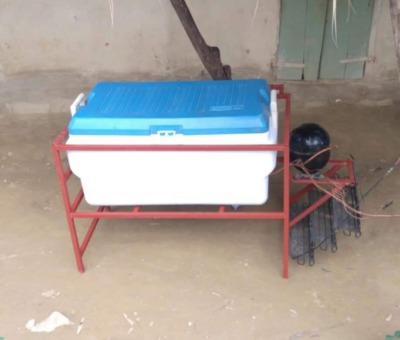 Un jeune haïtien convertit une glacière en réfrigérateur 1