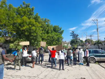 Des militants investissent les rues pour exiger l'application de l'accord d'Ariel Henry 1