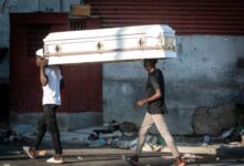 Insécurité : toilette mortuaire et habillement des défunts pratiqués en pleine rue à Port-au-Prince 2