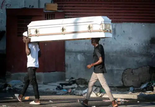 Insécurité : toilette mortuaire et habillement des défunts pratiqués en pleine rue à Port-au-Prince 1